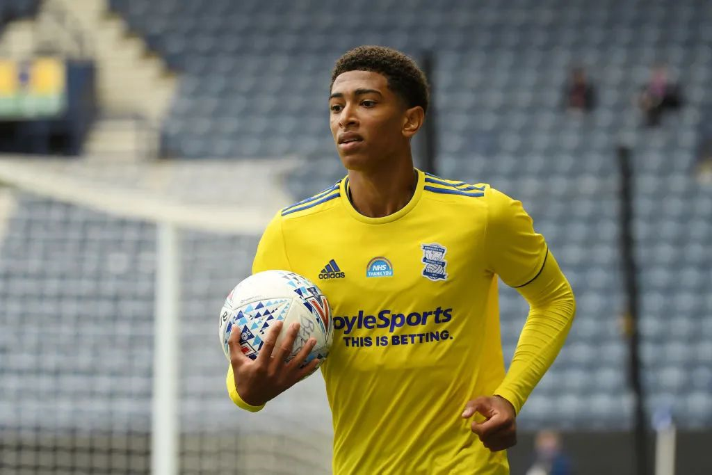 2025赛季，成都蓉城以红焰为刃、热血为甲，在三...