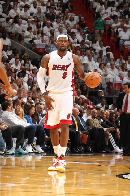 博努奇：小基耶萨可能踢附加赛；球员明白穿意大利球衣的责任（博努奇称小基耶萨有望出战附加赛，蓝衣军团球员深知责任）