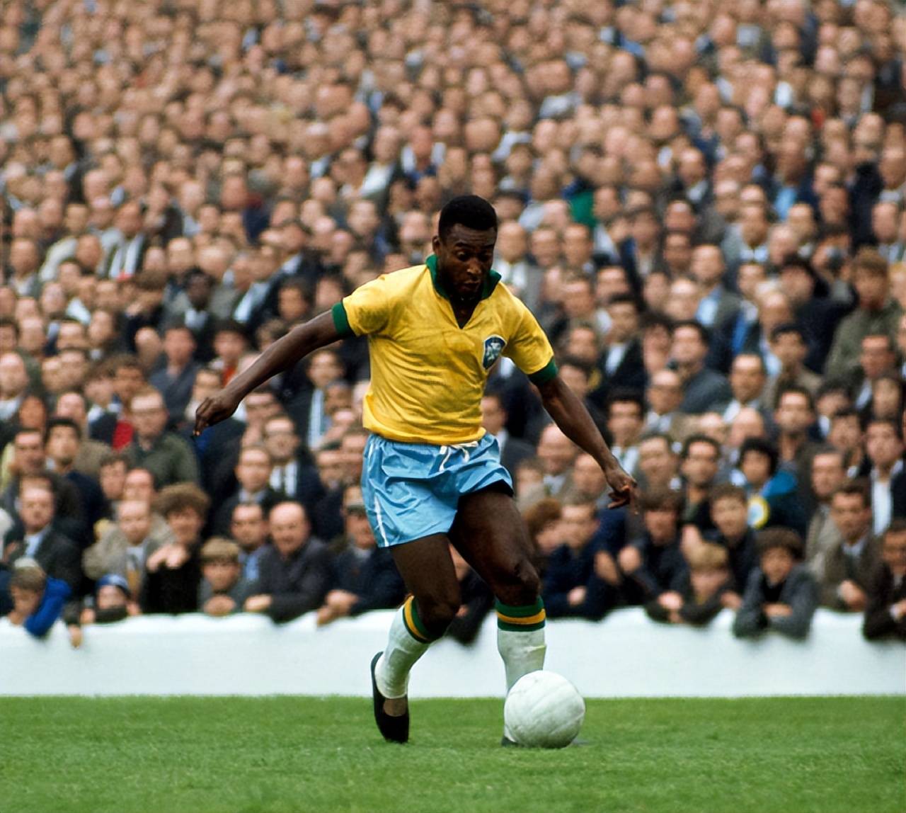 拉菲尼亚否认转会沙特传闻，斥媒体报道不实（拉菲尼亚辟谣赴沙特传闻，称相关报道失实）