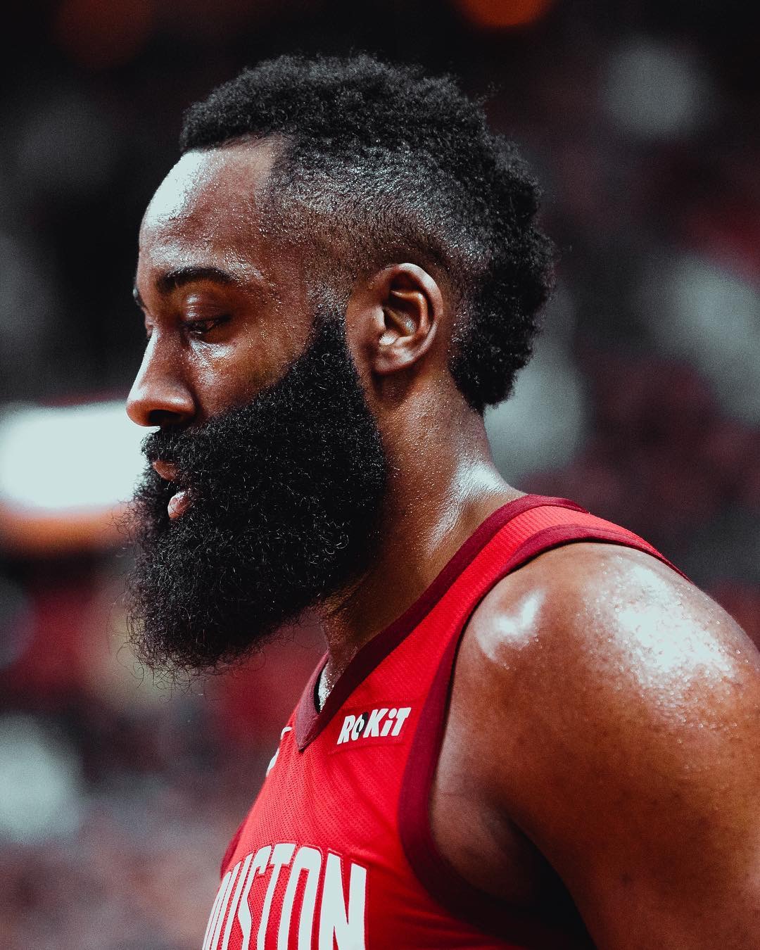 青岛球迷狂欢全场（青岛球迷全场沸腾）