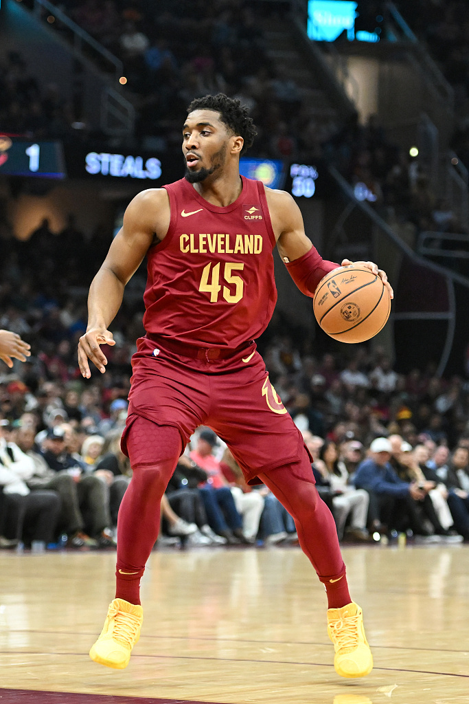 挑事？每日邮报称安东尼比赛中头槌犯规，逃过一张红牌（每日邮报：安东尼比赛中疑似头槌犯规，逃过红牌处罚）