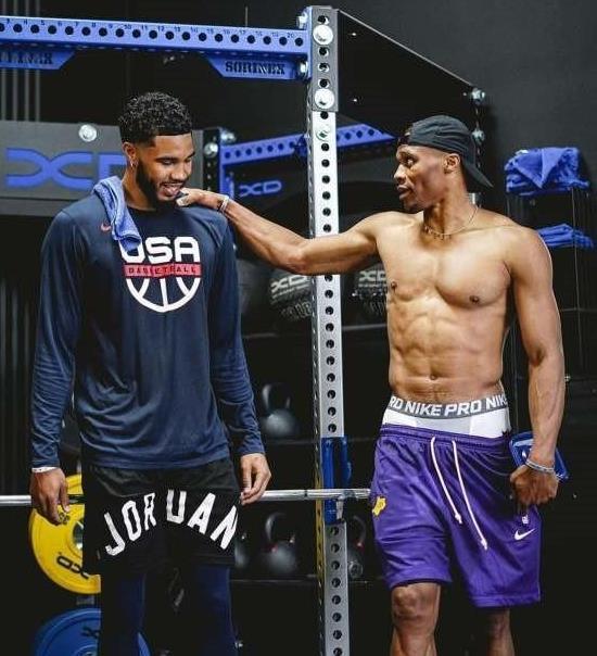 热议U22男足输越南：五后卫+偏哨都输了，非要国际日去忙全运（U22国足负越南掀热议：五后卫难救场，争议判罚难改局，国际比赛日仍忙全运）