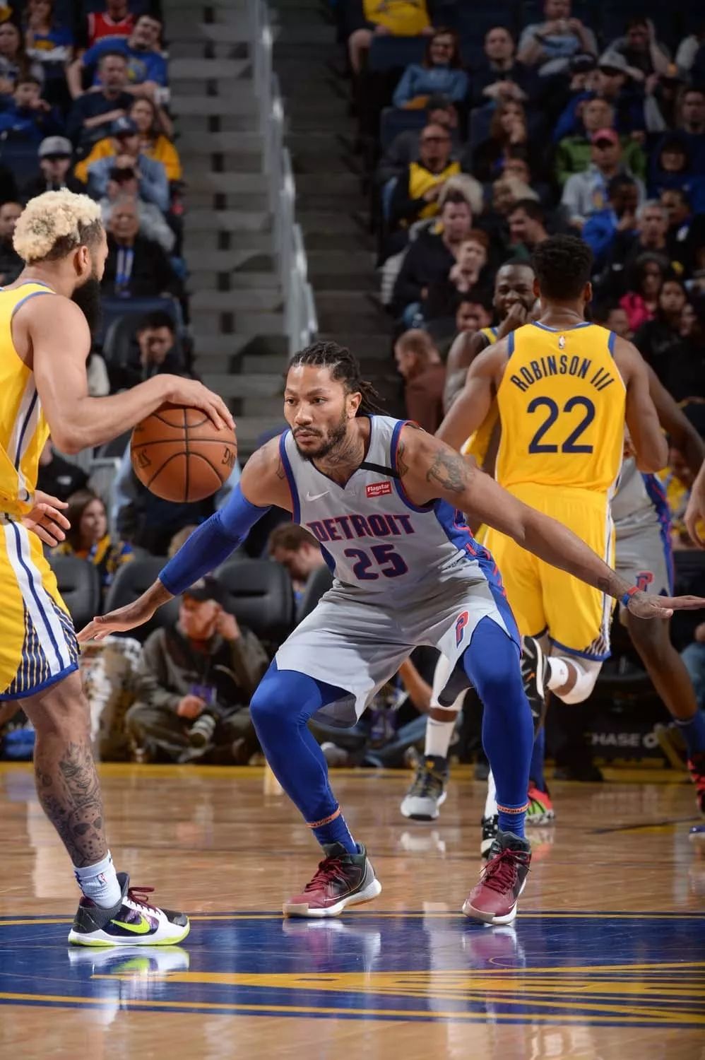 跟队记者：莱奥的问题是腹股沟炎症；米兰vs科莫可能延期进行（队记：莱奥腹股沟发炎；米兰战科莫或推迟进行）